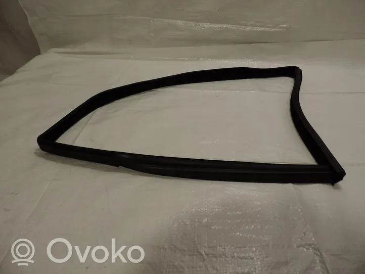 Opel Astra H Front door rubber seal 13290343