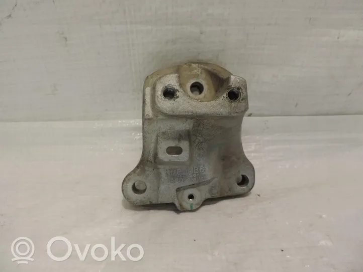 Opel Corsa F Łapa / Mocowanie silnika 9824272980