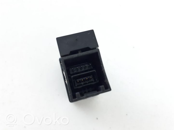 Toyota Hilux (AN10, AN20, AN30) Connecteur/prise USB 861900K010