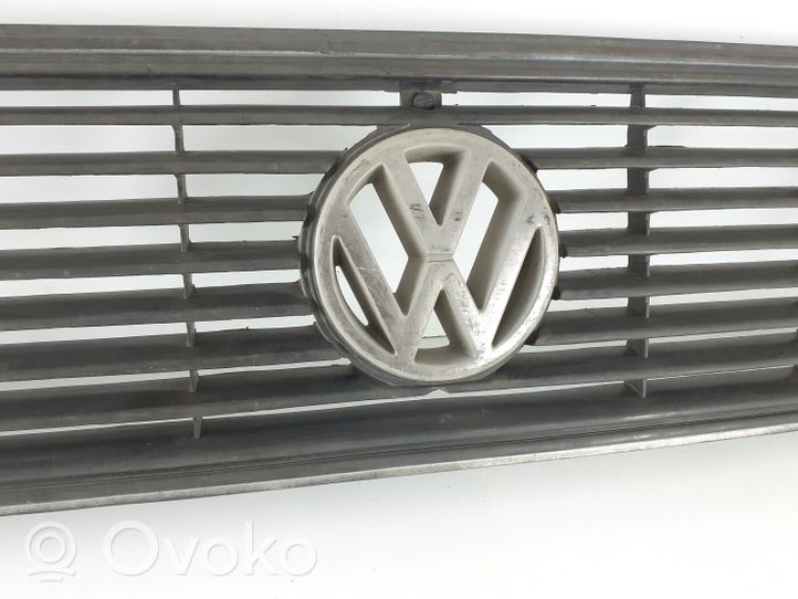 Volkswagen Transporter - Caravelle T3 Etupuskurin ylempi jäähdytinsäleikkö 251853653E