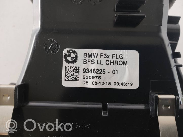 BMW M3 F80 Kojelaudan sivutuuletussuuttimen kehys 9346225