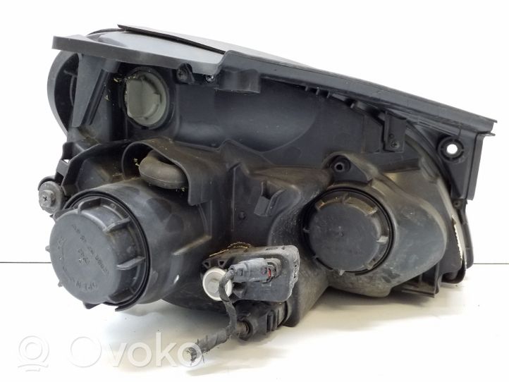 KIA Carens II Headlight/headlamp 921011D0