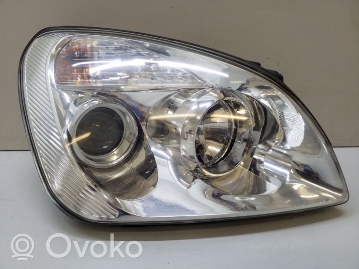 KIA Carens II Lampa przednia 921021D0