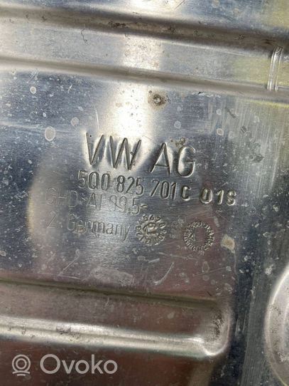 Volkswagen Golf VII Moottoritilan lämpökilpi 5Q0825701C