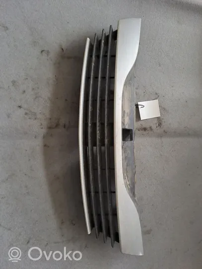 Renault Laguna I Front bumper upper radiator grill 8200012581