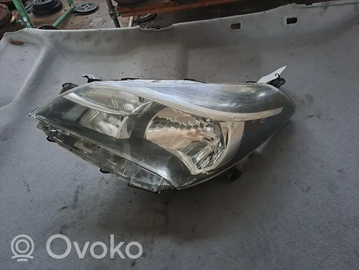 Toyota Yaris Lampa przednia 