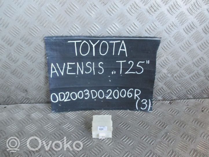 Toyota Avensis T250 Keskuslukituksen rele 