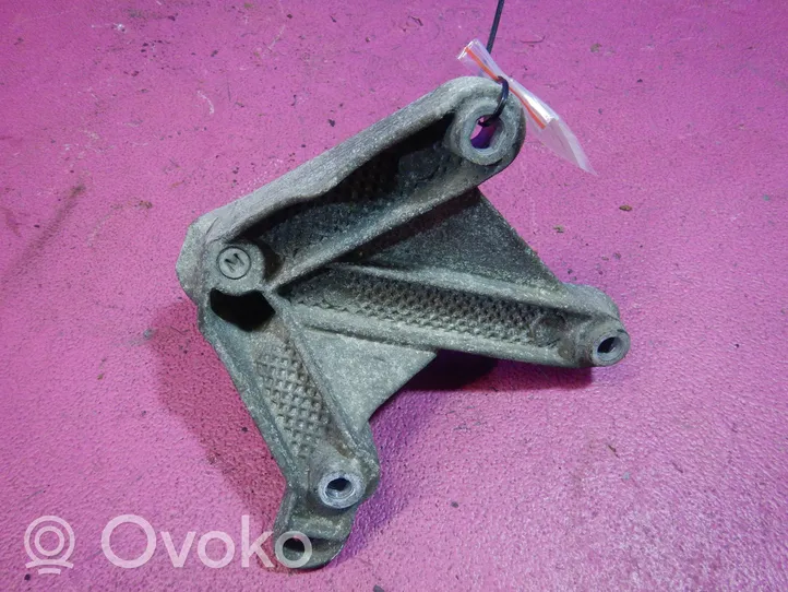 Dacia Logan I Gearbox mounting bracket 8200043084