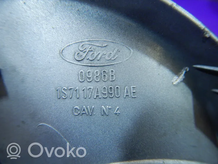 Ford Mondeo Mk III Etupuskurin alempi jäähdytinsäleikkö 1S7117A990AE