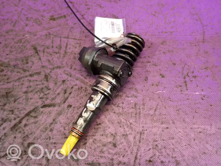 Volkswagen PASSAT B5.5 Injecteur de carburant 038130073BA