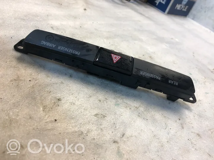 Mitsubishi Eclipse Cross Interrupteur feux de détresse 8002c230