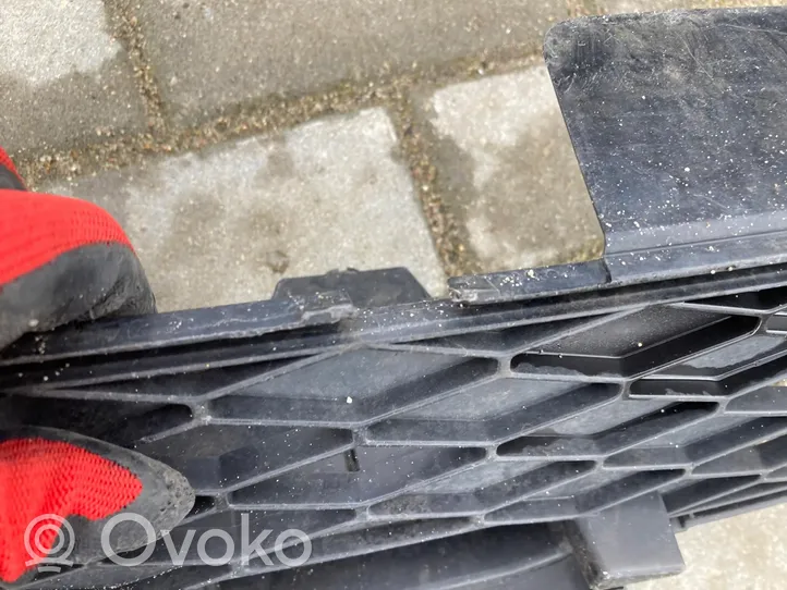 Daihatsu Sirion Grille calandre supérieure de pare-chocs avant 53113B1020