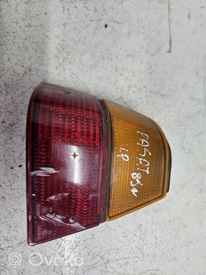 Volkswagen PASSAT B2 Aizmugurējais lukturis virsbūvē 821945111T