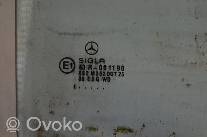 Mercedes-Benz E W210 Основное стекло задних дверей A2107300618