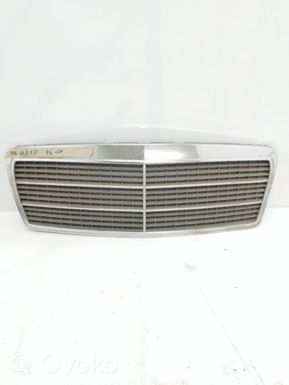 Mercedes-Benz E W210 Griglia anteriore 2108880023