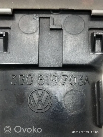 Volkswagen PASSAT B5 Copertura griglia di ventilazione laterale cruscotto 3B0819703A
