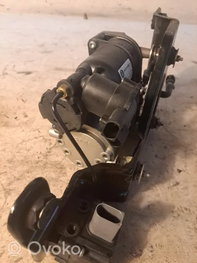 BMW X6 M Compresseur / pompe à suspension pneumatique 6799419