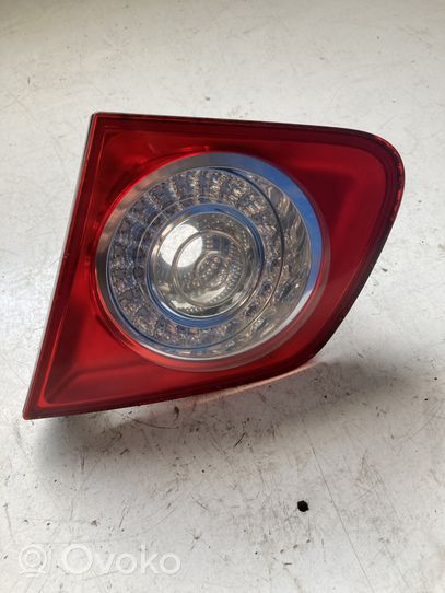 Volkswagen Jetta V Lampy tylnej klapy bagażnika 1K5945094