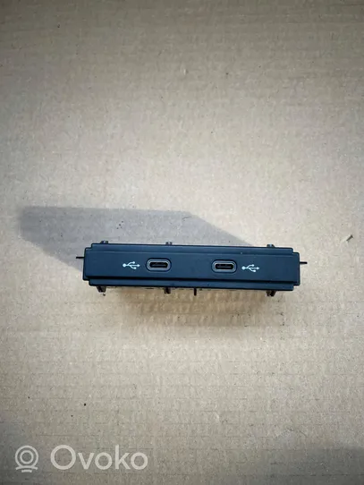 Volkswagen Golf VIII Connecteur/prise USB 5NA035736