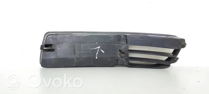 Audi A4 S4 B5 8D Grille inférieure de pare-chocs avant 8D0807346G