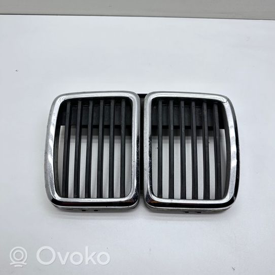 BMW 3 E30 Kühlergrill 1884350