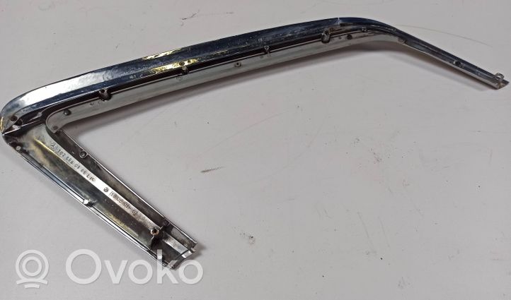 Mercedes-Benz SL R107 Rear side glass trim 1076980189