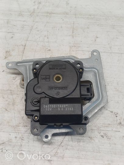 Toyota Corolla Verso E121 Motor/activador trampilla de calefacción 0637007440