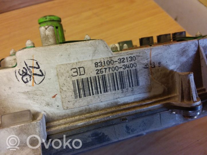 Toyota Camry Tachimetro (quadro strumenti) 8310032130