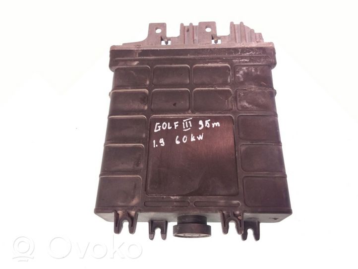 Volkswagen Golf III Calculateur moteur ECU 0281001308