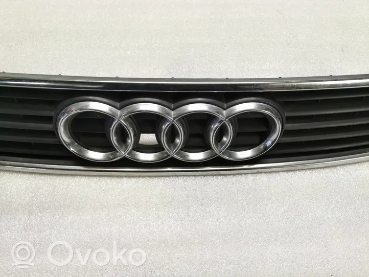 Audi A4 S4 B5 8D Maskownica / Grill / Atrapa górna chłodnicy 8D0853651