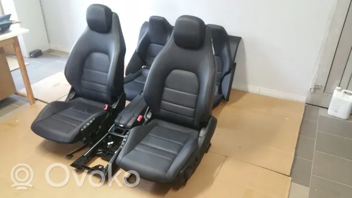 Mercedes-Benz E C207 W207 Salono komplektas 