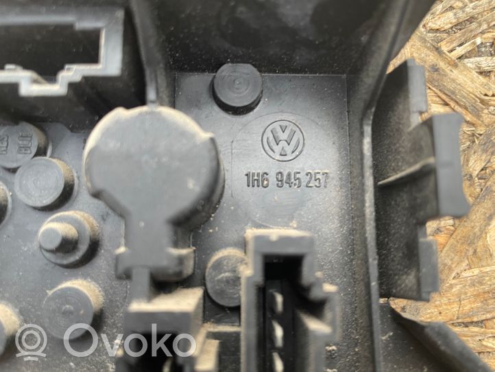 Volkswagen Golf III Aizmugures spuldzes vāka turētājs 1H6945257