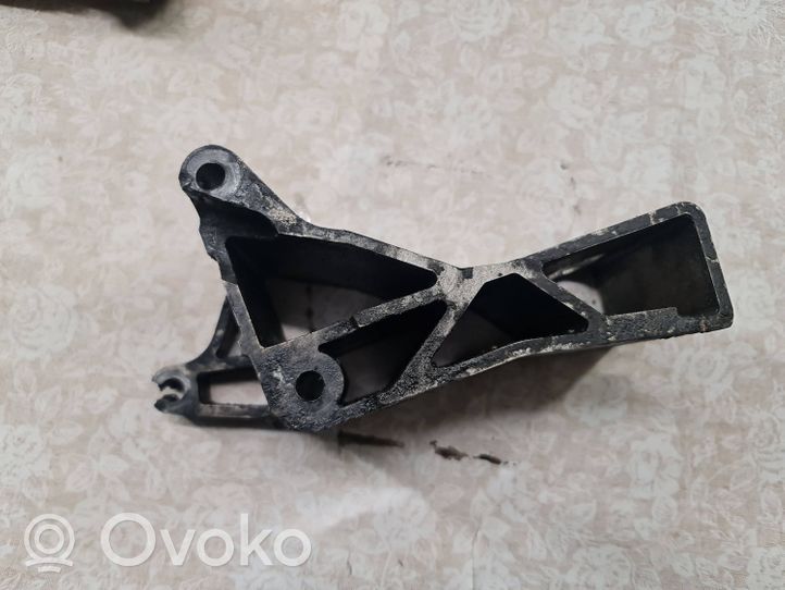 Volvo V70 Supporto di montaggio scatola del cambio 8684380