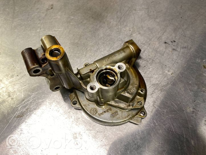 Volkswagen Caddy Oil pump 03F115105D