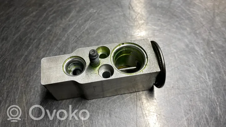 Volvo V70 Air conditioning (A/C) expansion valve 30676364