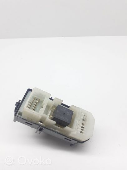 Toyota Land Cruiser (J120) Quarter vent window switch 8403060022