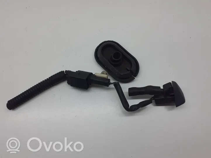 Volvo XC60 Windshield washer spray nozzle 