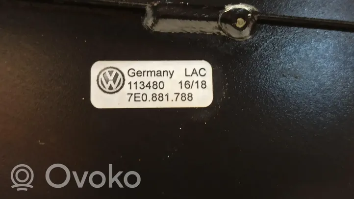 Volkswagen Transporter - Caravelle T6 Akkulaatikon alusta 7E0881788