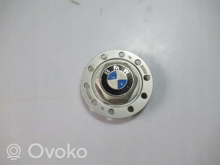 BMW 5 E34 Заводская крышка (крышки) от центрального отверстия колеса 