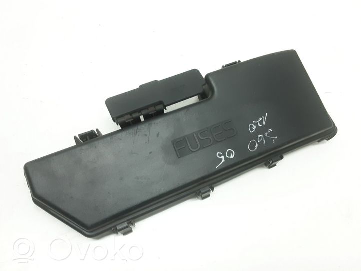 Volvo S60 Fuse box cover 9494211