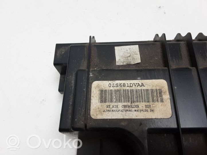 Dodge Grand Caravan Tylny uchwyt na kubek tunelu środkowego 0ZS681DVAA