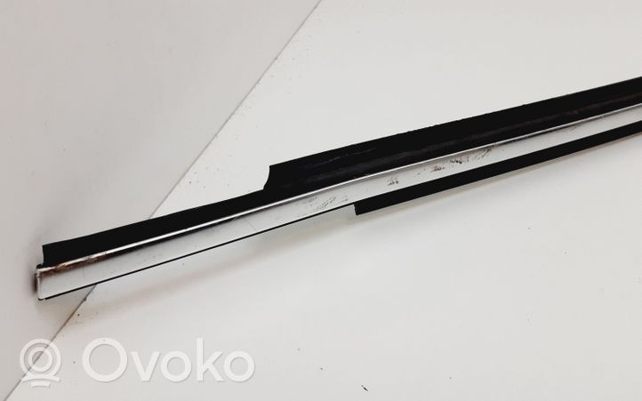 Volvo XC90 Listwa / Uszczelka szyby drzwi tylnych 30661285