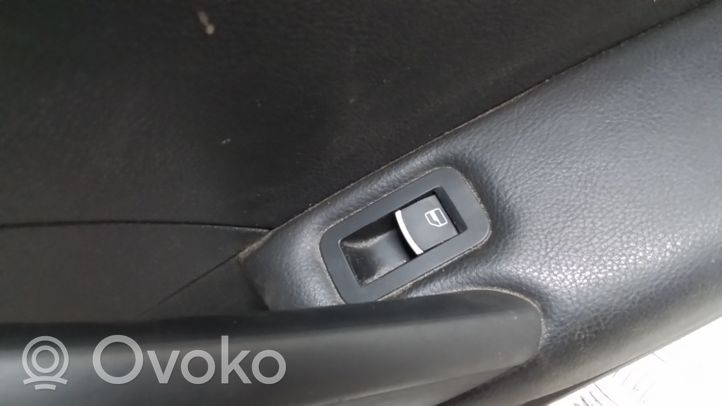 Volkswagen PASSAT B7 USA Takaoven verhoilu 561867212