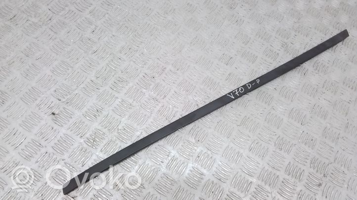 Volvo V70 Windshield trim 