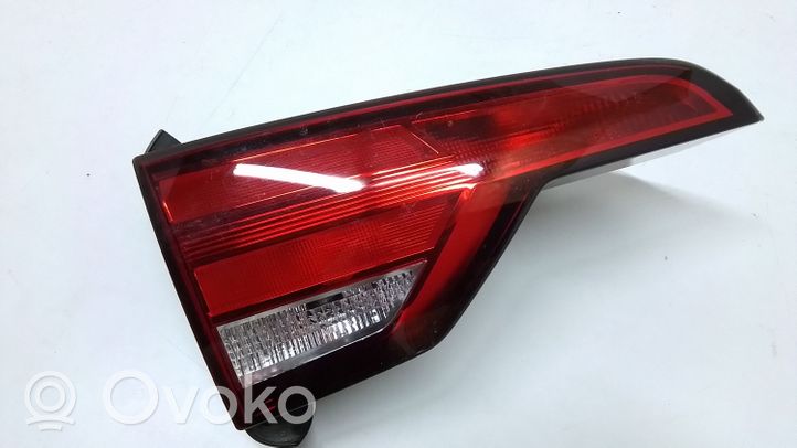 Audi A4 S4 B9 Lampy tylnej klapy bagażnika 8W9945075