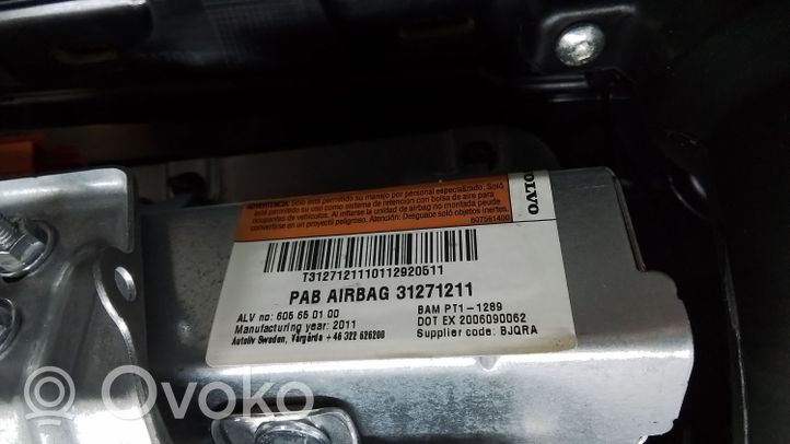 Volvo V70 Deska rozdzielcza 08630020