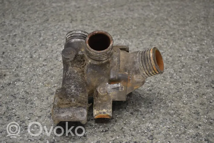 BMW 3 E30 Tuyau de liquide de refroidissement moteur 1265056