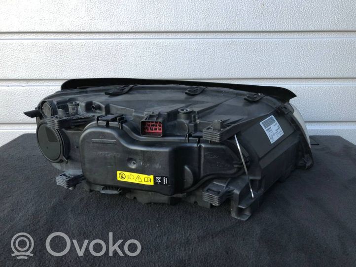 Volvo XC70 Lampa przednia 31383540