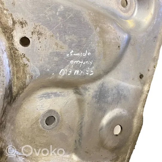 BMW 5 F10 F11 Protezione anti spruzzi/sottoscocca del motore 6777727