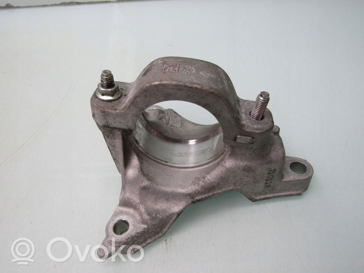 Mazda 3 Staffa del cuscinetto di supporto dell’albero di trasmissione 